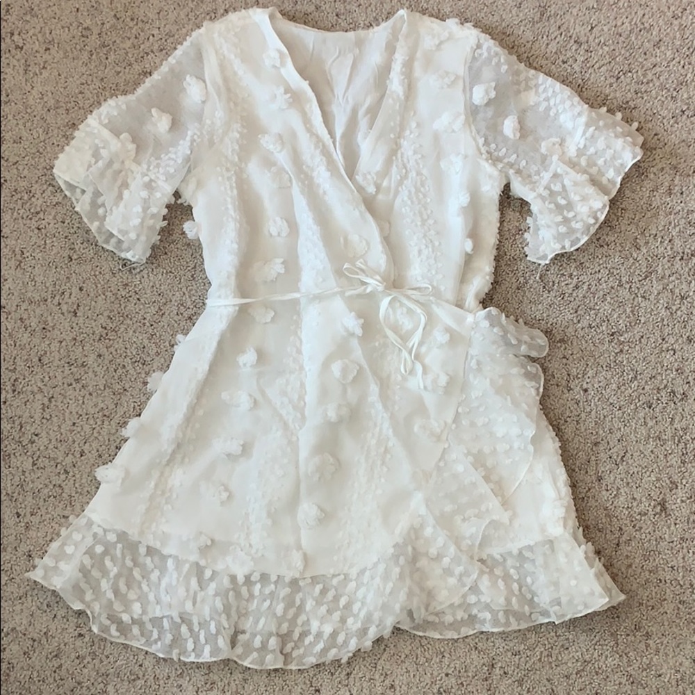 ⭐️HP⭐️ NWT Texture Embellished White Wrap Dress